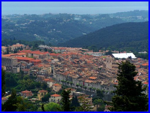 town of Vence from
lower approach to Col de Vence